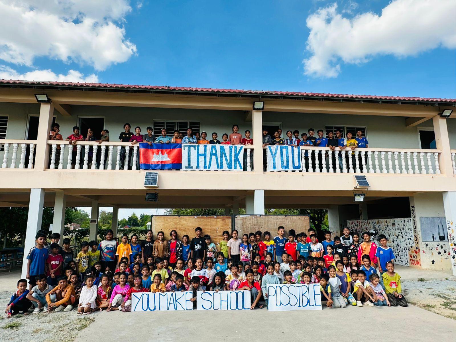 École soutenue par l'association 48 Couleurs au Cambodge — message « Thank you, you make school possible »