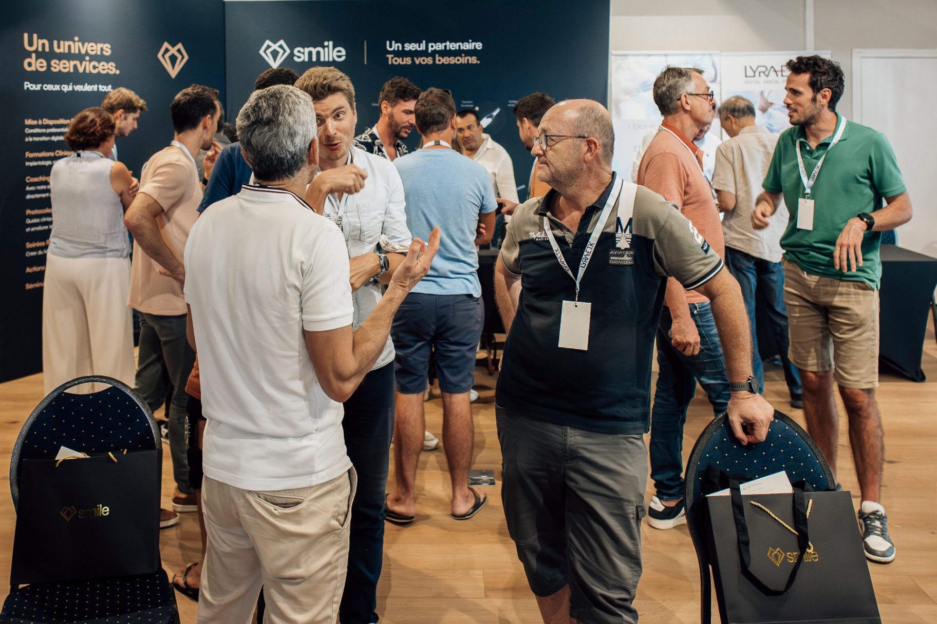 Stand Smile Academy lors d'un salon professionnel — praticiens en discussion