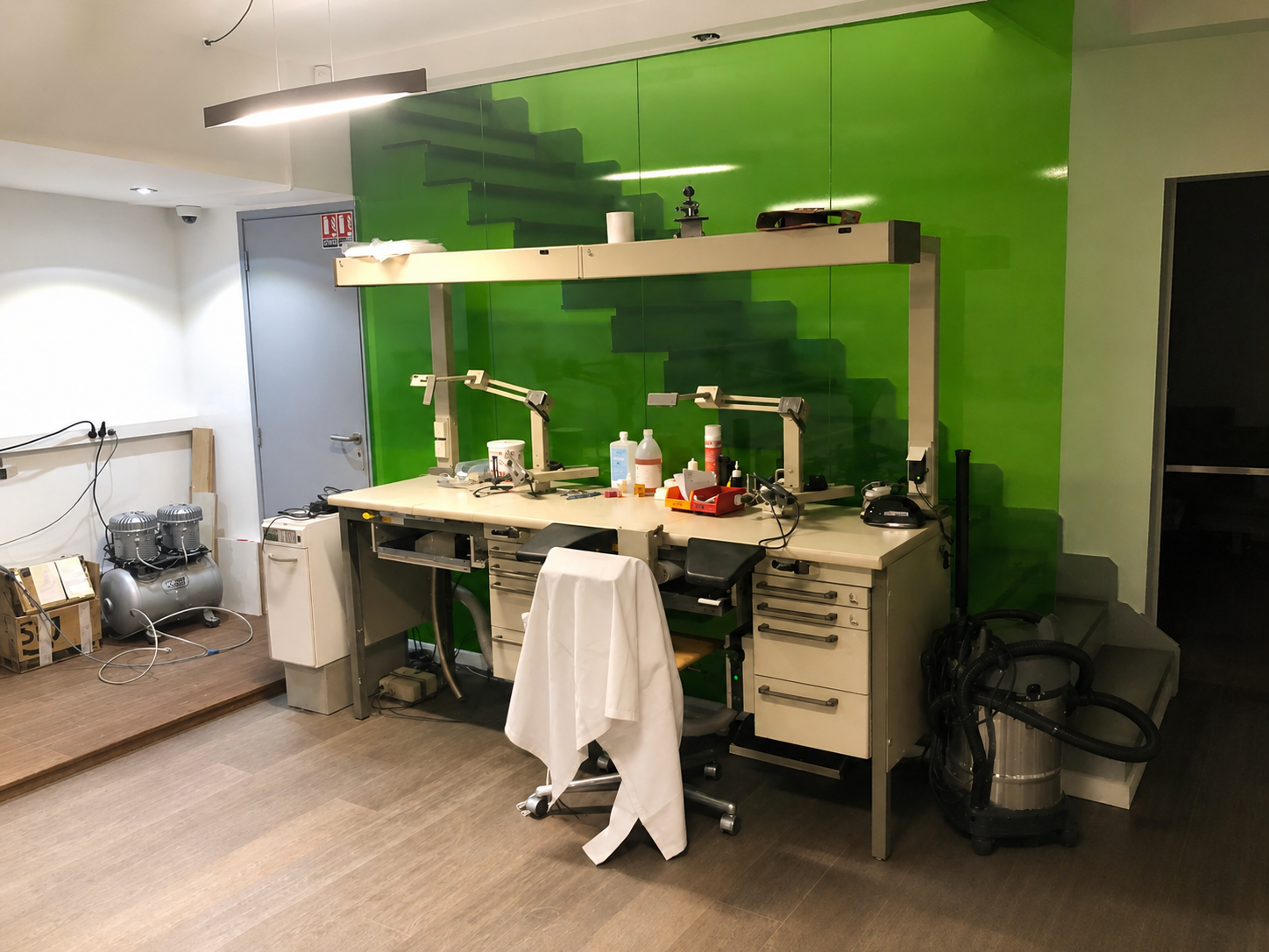 Prothésiste dentaire à l'atelier Smile — Neuilly-sur-Seine